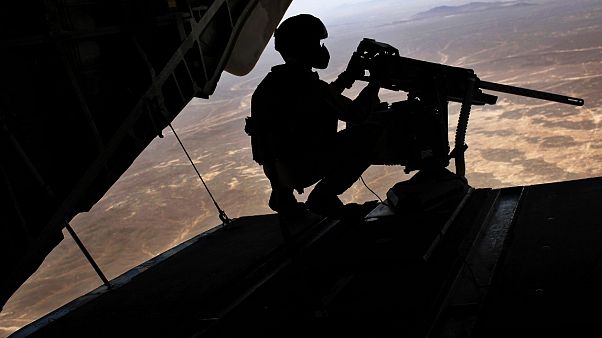 Afganistan'ın Helmand kentinde Taliban'a yönelik düzenlenen hava operasyonunda görev alan bir ABD'li asker (arşiv) Afganistan'ın Helmand kentinde Taliban'a yönelik düzenlenen hava operasyonunda görev alan bir ABD'li asker (arşiv)