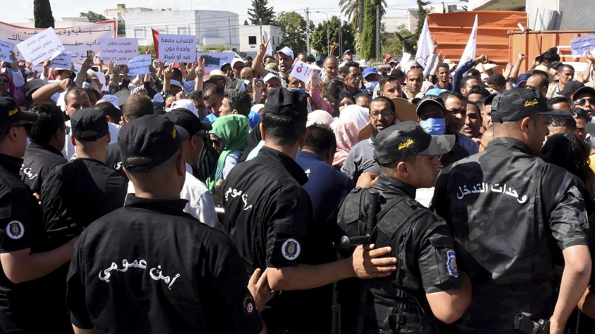 صورة من الأرشيف عن احتجاج حاملي الشهادات في تونس إثر إعلان رئيس الوزراء وقف الانتداب في الوظيفة العمومية. 2020/06/17