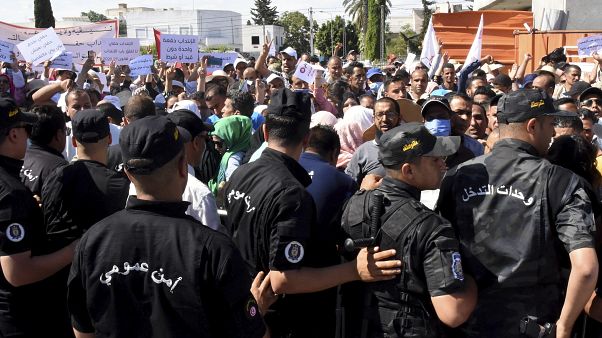 صورة من الأرشيف عن احتجاج حاملي الشهادات في تونس إثر إعلان رئيس الوزراء وقف الانتداب في الوظيفة العمومية. 2020/06/17 صورة من الأرشيف عن احتجاج حاملي الشهادات في تونس إثر إعلان رئيس الوزراء وقف الانتداب في الوظيفة العمومية. 2020/06/17