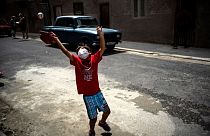 Un niño juega con una pelota en La Habana, Cuba