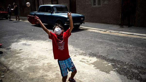 Un niño juega con una pelota en La Habana, Cuba Un niño juega con una pelota en La Habana, Cuba