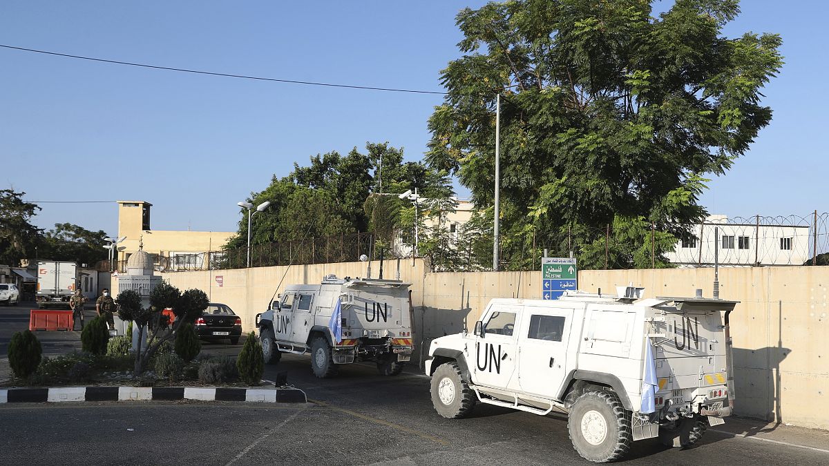 آليات تابعة لقوات "اليونيفيل" تدخل المقر حيث تعقد المفاوضات بين الجانبين الإسرائيلي واللبناني 