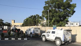 آليات تابعة لقوات "اليونيفيل" تدخل المقر حيث تعقد المفاوضات بين الجانبين الإسرائيلي واللبناني