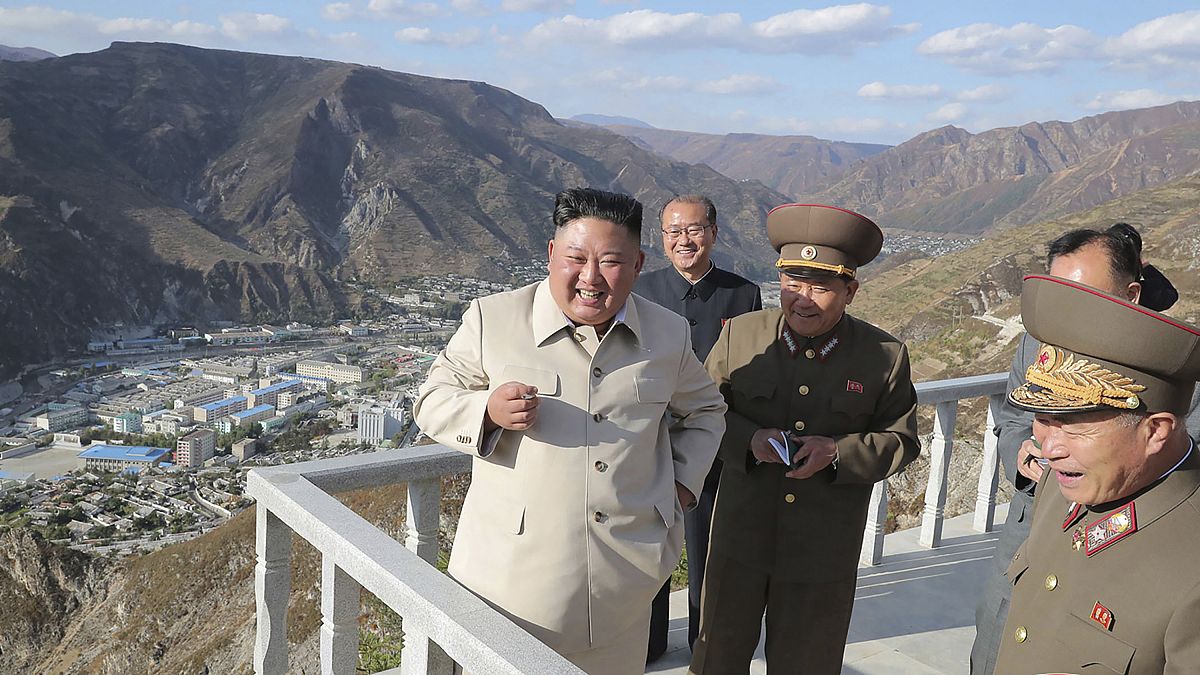 الزعيم الكوري الشمالي كيم جونغ أون يتفقد أشغال الصيانة في منطقة كومدوك الريفية التي دمرها الإعصار. 2020/10/14