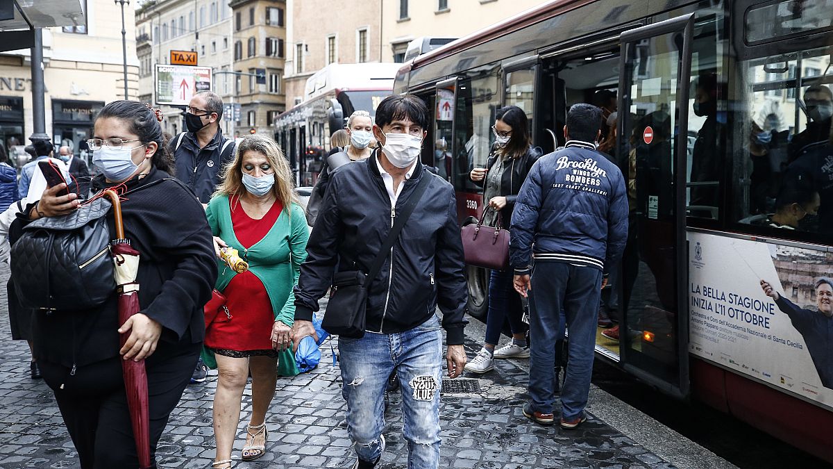Des passants portent le masque dans les rues de Rome en raison de la pandémie de Covid-19, le 7 octobre 2020