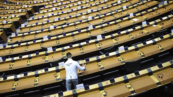 Un momento di sanificazione dei banchi al Parlamento Europeo il 16 settembre scorso in occasione del discorso sullo Stato dell'Unione di Ursula von der Leyen Un momento di sanificazione dei banchi al Parlamento Europeo il 16 settembre scorso in occasione del discorso sullo Stato dell'Unione di Ursula von der Leyen