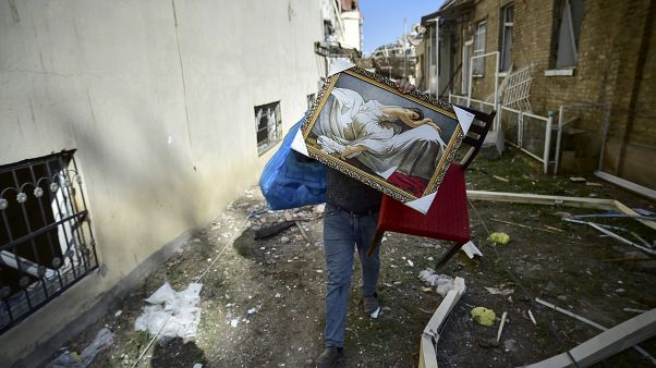 Ateşkes sonrası Gence kentine düzenlenen top atışında yıkılan evini terkeden bir Azeri Ateşkes sonrası Gence kentine düzenlenen top atışında yıkılan evini terkeden bir Azeri