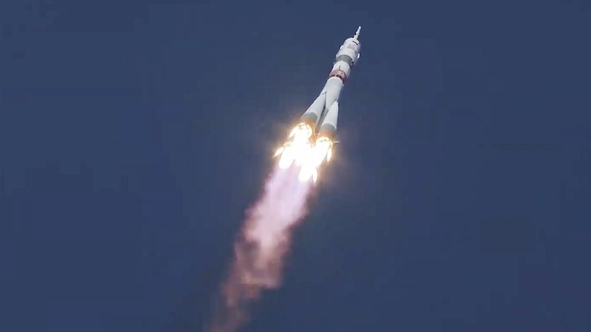 صاروخ سويوز 2.1A متوجه إلى محطة الفضاء الدولية يحمل على متنه كبسولة سويوز MS-17 