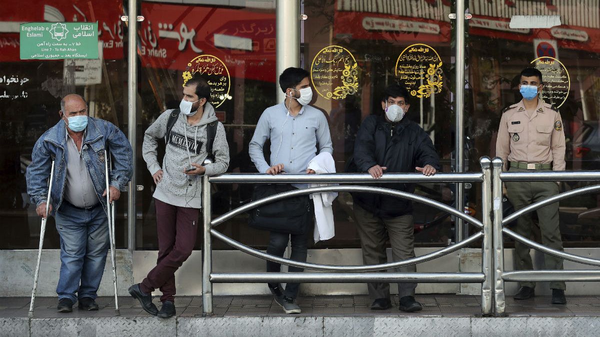صف مسافران ماسک‌پوش در ایستگاه اتوبوس؛ تهران، اکتبر ۲۰۲۰