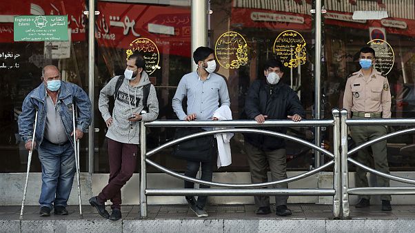 صف مسافران ماسکپوش در ایستگاه اتوبوس؛ تهران، اکتبر ۲۰۲۰ صف مسافران ماسکپوش در ایستگاه اتوبوس؛ تهران، اکتبر ۲۰۲۰