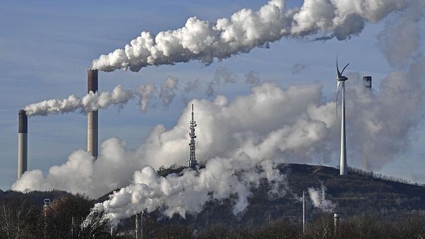 Kohlekraftwerk neben einem Windrad in Gelsenkirchen, Deutschland Kohlekraftwerk neben einem Windrad in Gelsenkirchen, Deutschland