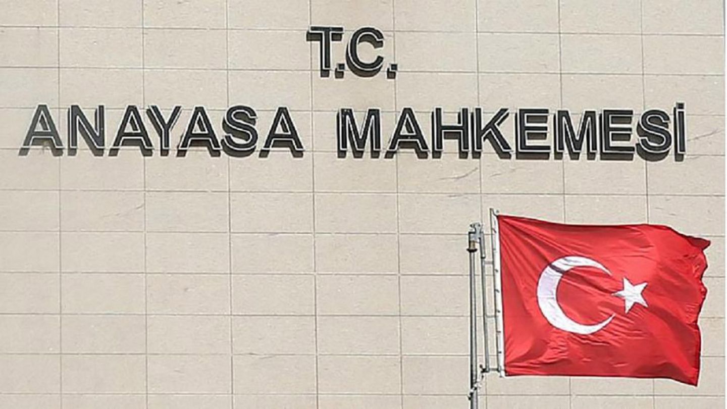 anayasa mahkemesi nden tartisma yaratan isiklar yaniyor aciklamasi euronews