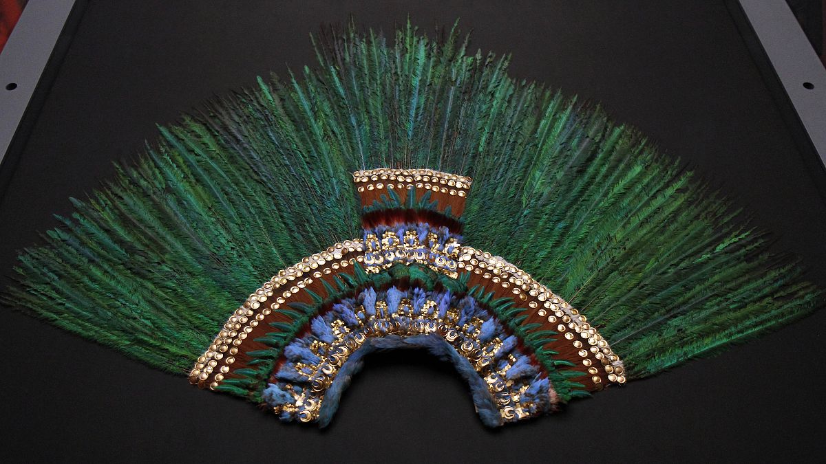 El penacho de plumas relacionado con el legendario gobernante azteca Moctezuma, en exhibición en el Museo de Etnología de Viena, Austria, el miércoles 14 de noviembre de 2012.