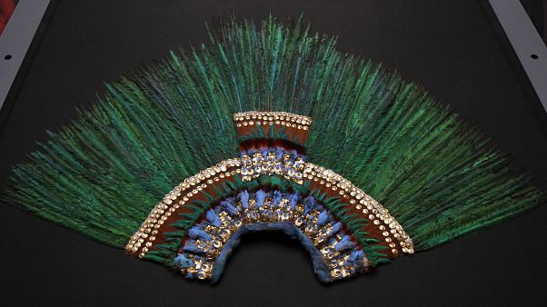 El penacho de plumas relacionado con el legendario gobernante azteca Moctezuma, en exhibición en el Museo de Etnología de Viena, Austria, el miércoles 14 de noviembre de 2012. El penacho de plumas relacionado con el legendario gobernante azteca Moctezuma, en exhibición en el Museo de Etnología de Viena, Austria, el miércoles 14 de noviembre de 2012.