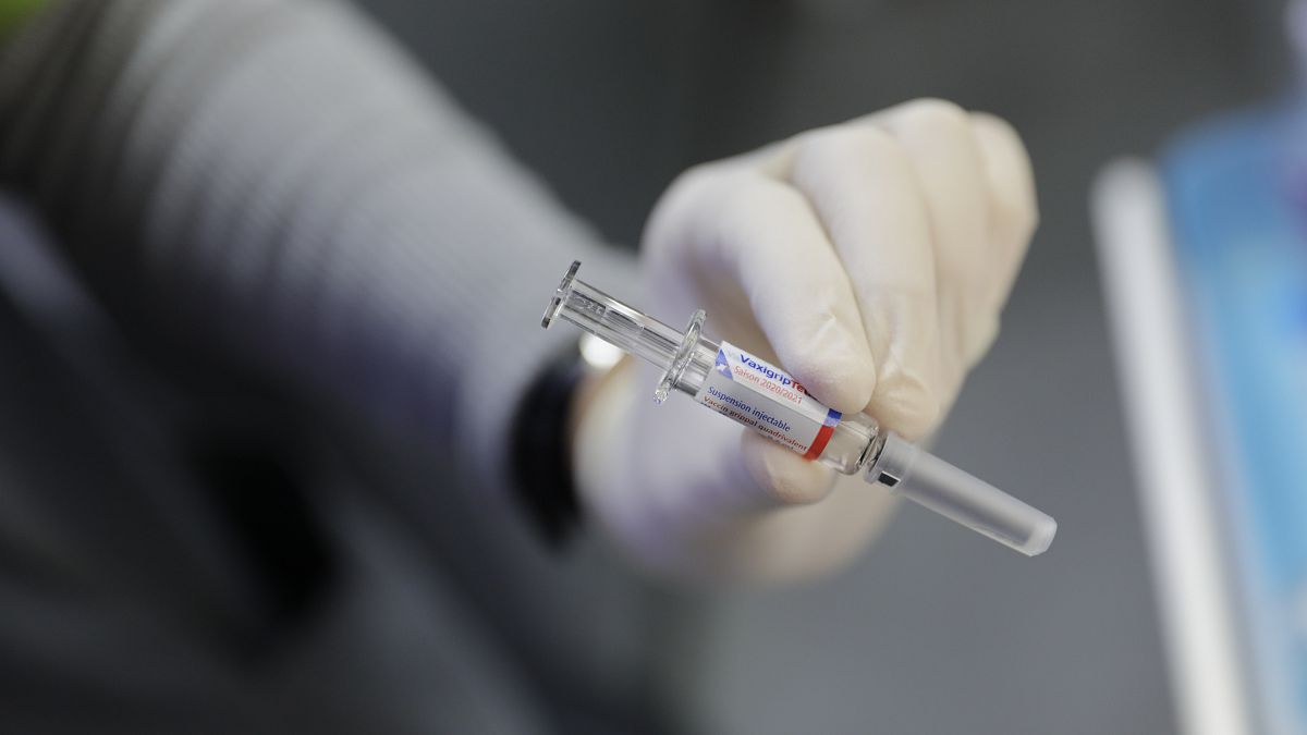 Все больше французов хотят сделать прививку против гриппа, но пока разрешают не всем 