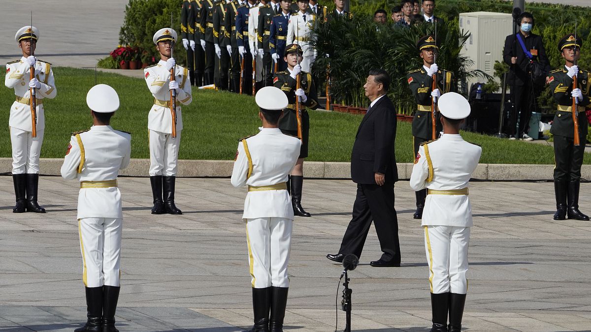 Çin Devlet Başkanı Şi Cinping Tiananmen Meydanı'ndaki bir askeri törende