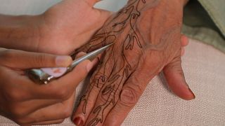 Azra Khamissa, l'entrepreneuse émiratie qui modernise l'art du henné