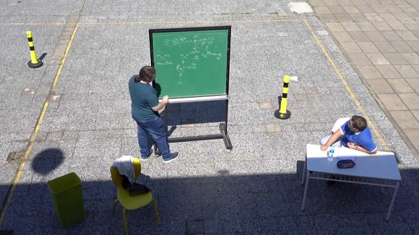 Una lezione all'aperto nel giorno della riapertura delle scuole in Argentina Una lezione all'aperto nel giorno della riapertura delle scuole in Argentina