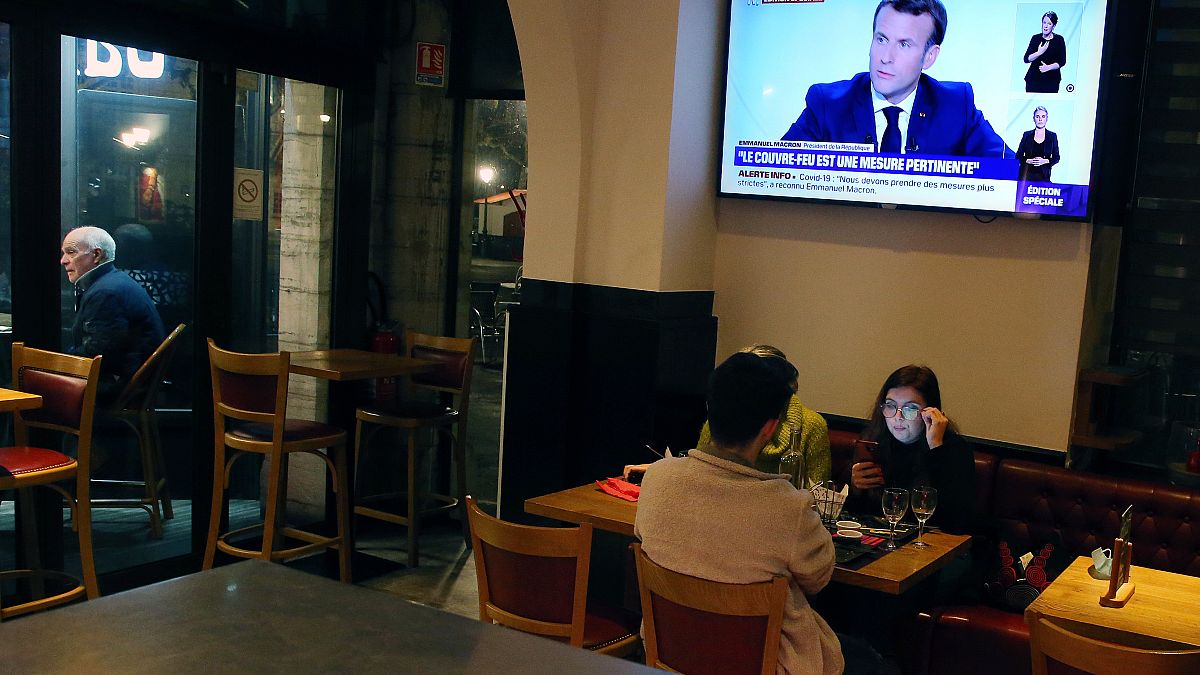 Menschen in einem Restaurant während Macrons TV-Interview (Saint Jean de Luz)