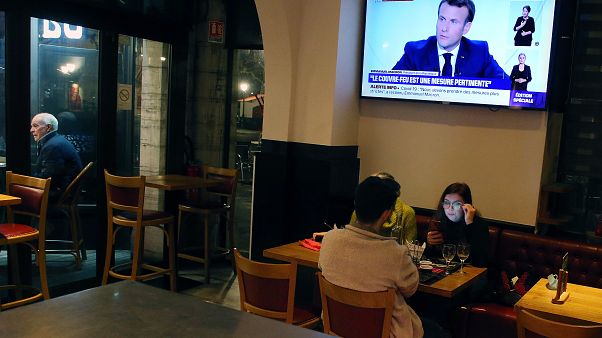 Menschen in einem Restaurant während Macrons TV-Interview (Saint Jean de Luz) Menschen in einem Restaurant während Macrons TV-Interview (Saint Jean de Luz)