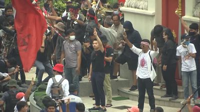 شاهد: اشتباكات بين مؤيدي الملكية ومعارضيها في تايلاند