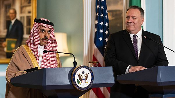 ABD Dışişleri Bakanı Mike Pompeo, Riyad yönetimini İsrail ile ilişkileri normalleştirmeye davet etti. ABD Dışişleri Bakanı Mike Pompeo, Riyad yönetimini İsrail ile ilişkileri normalleştirmeye davet etti.