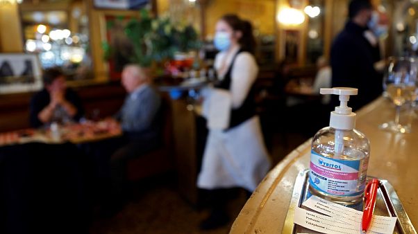 Un restaurante parisino recibe a sus comensales con gel desinfectante Un restaurante parisino recibe a sus comensales con gel desinfectante