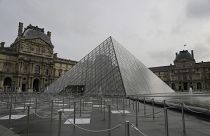 Louvre mit Glaspyramide (Oktober 2020)