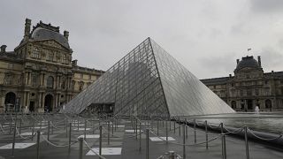Louvre mit Glaspyramide (Oktober 2020)