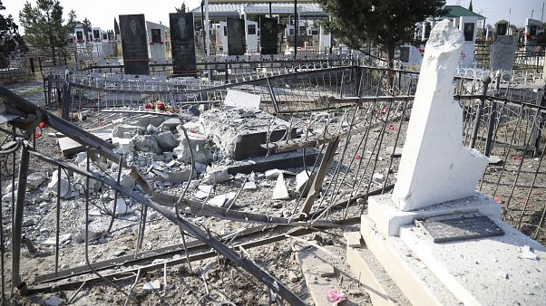 Una casa distrutta dai bombardamenti dell'artiglieria azera nella città di Martuni, nella regione separatista del Nagorno Karabakh Una casa distrutta dai bombardamenti dell'artiglieria azera nella città di Martuni, nella regione separatista del Nagorno Karabakh