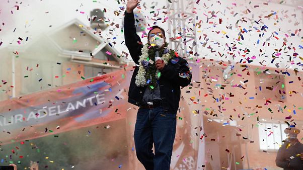 Luis Arce, el candidato del MAS a la presidencia, saluda a sus seguidores en El Alto Luis Arce, el candidato del MAS a la presidencia, saluda a sus seguidores en El Alto