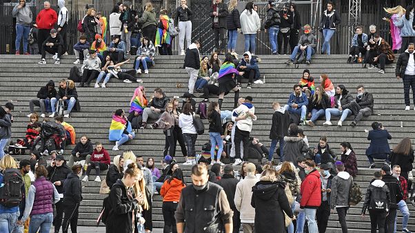 Rassemblement de jeunes, en grande partie sans masques, devant la cathédrale de Cologne, en Allemagne, le 11 octobre 2020 Rassemblement de jeunes, en grande partie sans masques, devant la cathédrale de Cologne, en Allemagne, le 11 octobre 2020