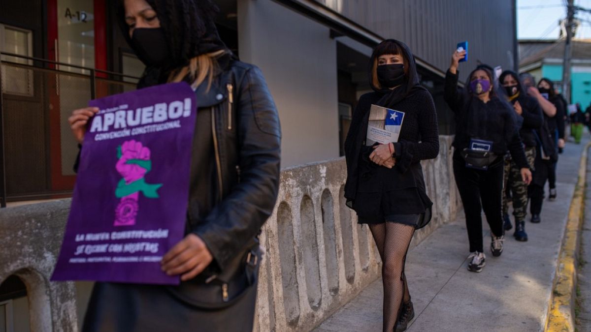 Las Tesis hacen campaña en favor del cambio de Constitución en Chile