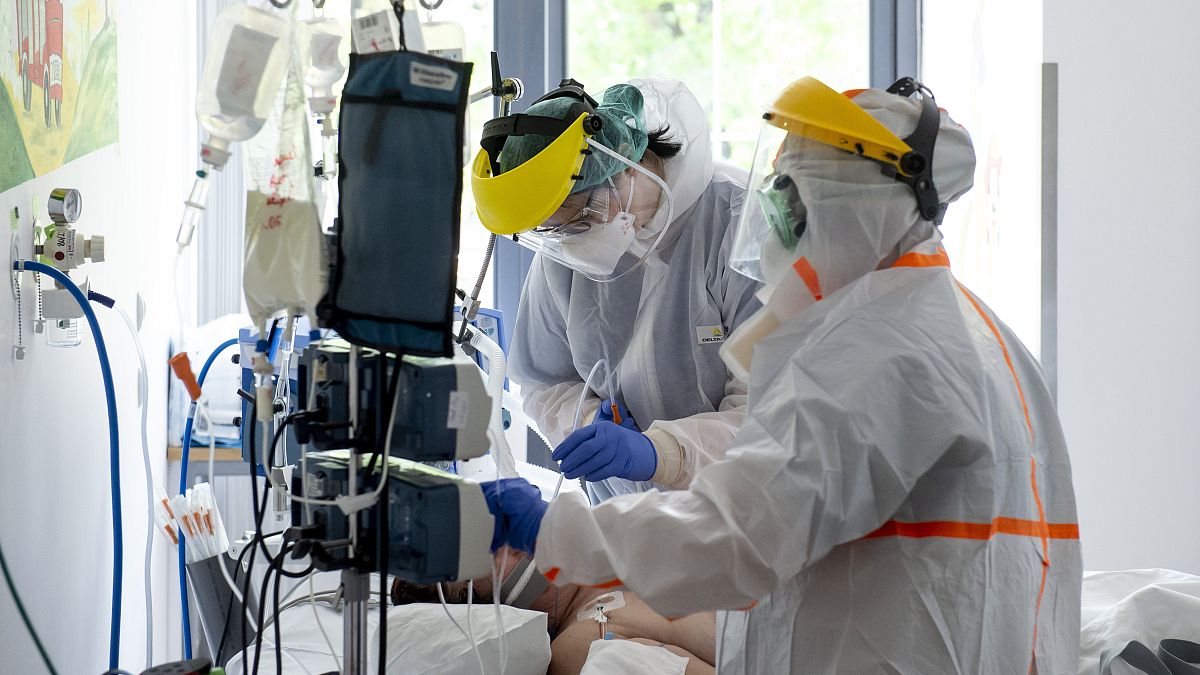  védőfelszerelést viselő orvos és ápoló ellát egy beteget a fővárosi Szent László Kórházban 2020. május 8-án