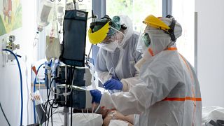  védőfelszerelést viselő orvos és ápoló ellát egy beteget a fővárosi Szent László Kórházban 2020. május 8-án