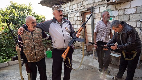 سكان محليون يحملون بنادق كلاشينكوف تلقوها من مكتب التجنيد في بلدة مارتوني، الأربعاء 14 أكتوبر 2020 سكان محليون يحملون بنادق كلاشينكوف تلقوها من مكتب التجنيد في بلدة مارتوني، الأربعاء 14 أكتوبر 2020
