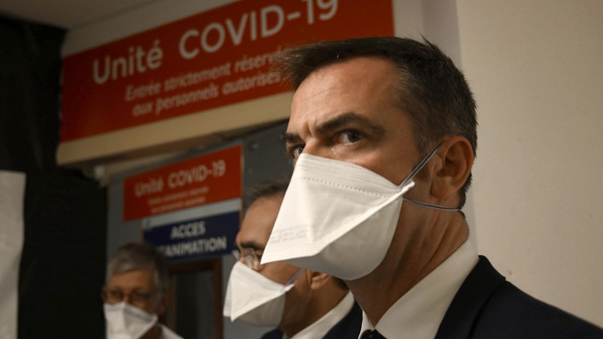 Le ministre français de la Santé, Olivier Véran, en visite à l'hôpital de La Timone à Marseille, le 25 septembre 2020