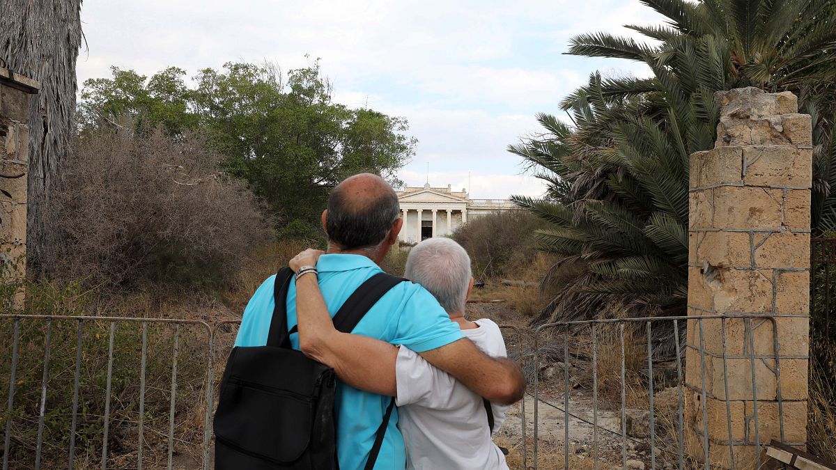 Οι βαρωσιώτες, Άννα Μαραγκού και Παύλος Ιακώβου, φίλοι μπροστά από το Γυμνάσιο τους στην περίκλειστη πόλη της Αμμοχώστου μετά από 46 χρόνια. 
