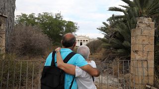 Οι βαρωσιώτες, Άννα Μαραγκού και Παύλος Ιακώβου, φίλοι μπροστά από το Γυμνάσιο τους στην περίκλειστη πόλη της Αμμοχώστου μετά από 46 χρόνια.