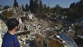 Αζέρος κάτοικος βλέπει τις καταστροφές στην Γκάντζα
