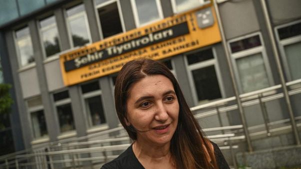 Schauspielerin Ruges Kirici spricht mit Medienvertretern vor dem Stadttheater Istanbul Schauspielerin Ruges Kirici spricht mit Medienvertretern vor dem Stadttheater Istanbul