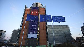 Uniós zászlók az Európai Bizottság épülete előtt
