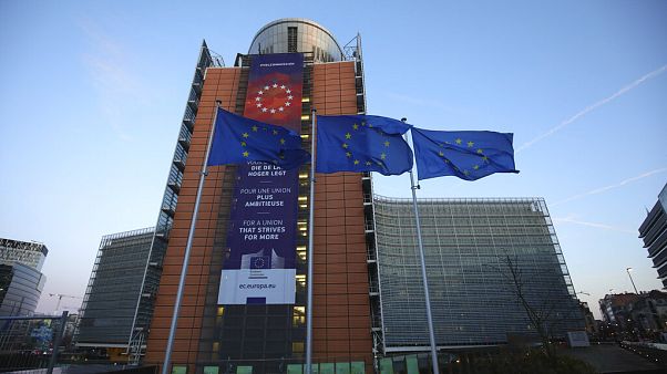 Uniós zászlók az Európai Bizottság épülete előtt Uniós zászlók az Európai Bizottság épülete előtt