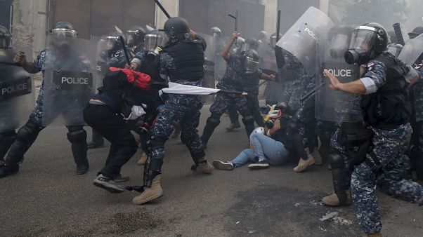 اشتباكات بين متظاهرين وعناصر الأمن أمام مبنى البرلمان في العاصمة بيروت اشتباكات بين متظاهرين وعناصر الأمن أمام مبنى البرلمان في العاصمة بيروت