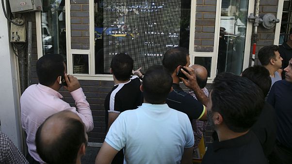 تجمع متقاضیان ارز در مقابل تابلوی نرخهای یک صرافی در تهران تجمع متقاضیان ارز در مقابل تابلوی نرخهای یک صرافی در تهران