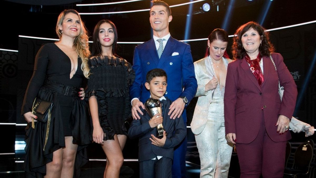 لاعب كرة القدم البرتغالي كريستيانو رونالدو مع والدته (على اليمين) وصديقته (على اليسار) وآخرين في سويسرا سنة 2017, 