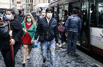 رهگذران ماسک‌پوش در شهر رم، ایتالیا