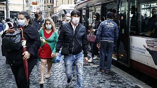 رهگذران ماسک‌پوش در شهر رم، ایتالیا