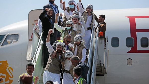 Prigionieri Huthi festeggiano, dopo essere stati liberati dalla coalizione guidata dall'Arabia Saudita, all'aeroporto di Sanaa, Yemen Prigionieri Huthi festeggiano, dopo essere stati liberati dalla coalizione guidata dall'Arabia Saudita, all'aeroporto di Sanaa, Yemen