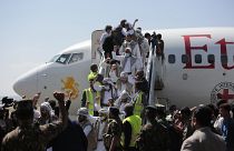 Suudi destekli Yemen hükümetinin bıraktığı Husi esirler, başkent Sana'ya ulaştı